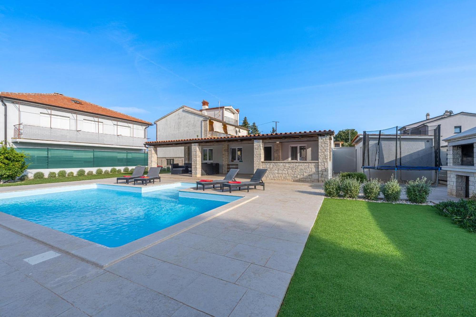 Georgine Mit Pool Prázdninový dům