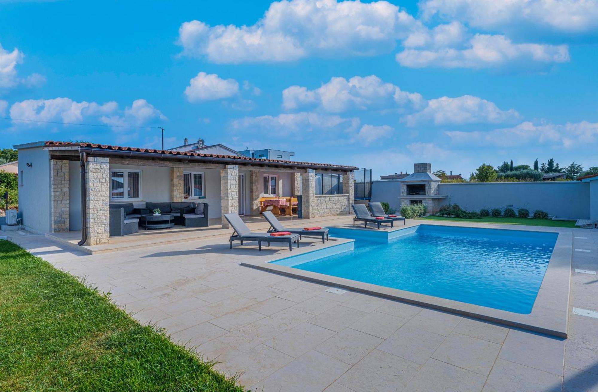 Georgine Mit Pool Pula